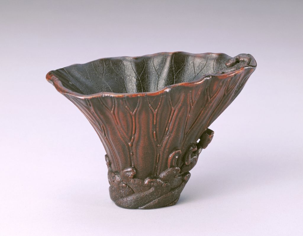 图片[1]-Rhinoceros horn carved dragon water grain lotus leaf cup-China Archive